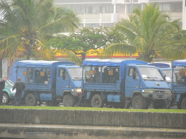 02- Gendarmes avant l'assaut pendant les greves.JPG